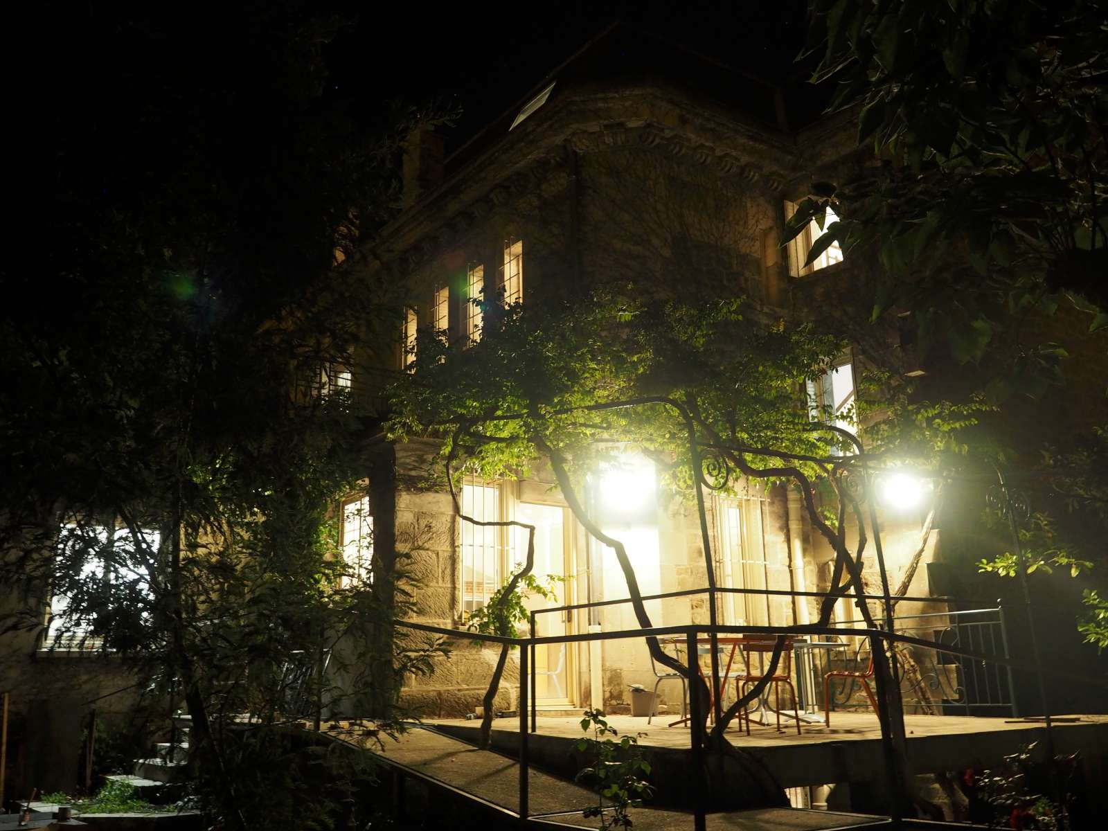 La maison vue depuis le jardin, de nuit